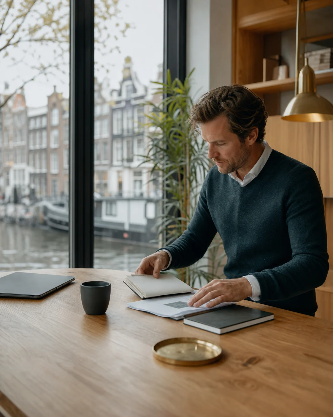 Illustratief beeld van een ondernemer in een Nederlands kantoor